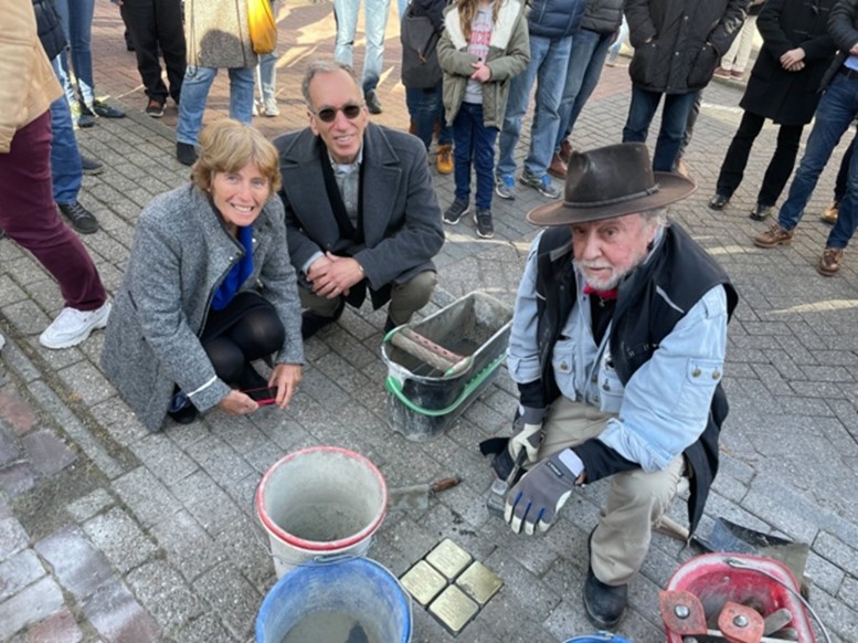 plaatsen Stolpersteine M. Woerdeman-Bronkhorst, Robin Bronkhorst met Gunter Demnig maart 2022